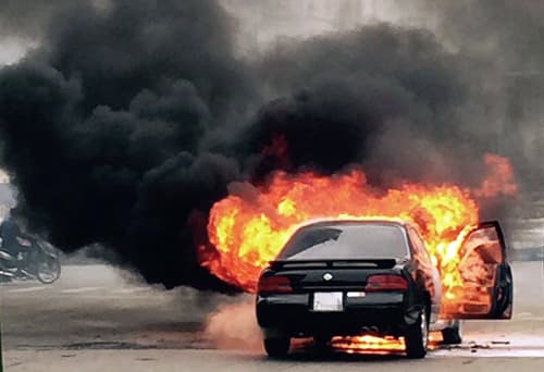 Car Fire Causes: इस वजह से लगती है कार में आग, थोड़ी सी सतर्कता से रुक सकती है बड़ी दुर्घटना Car Fire Causes: इस वजह से लगती है कार में आग, थोड़ी सी सतर्कता से रुक सकती है बड़ी दुर्घटना