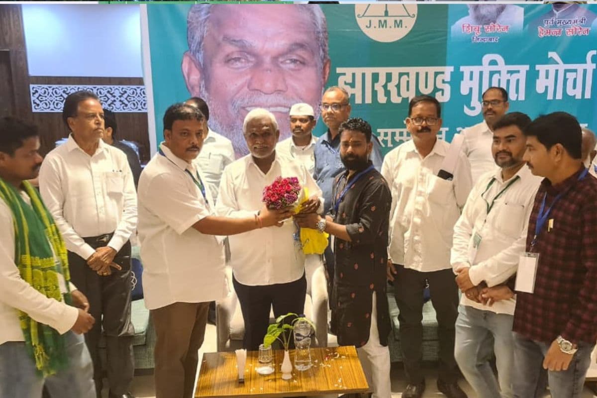 सीएम चंपाई सोरेन का स्वागत करते कार्यकर्ता