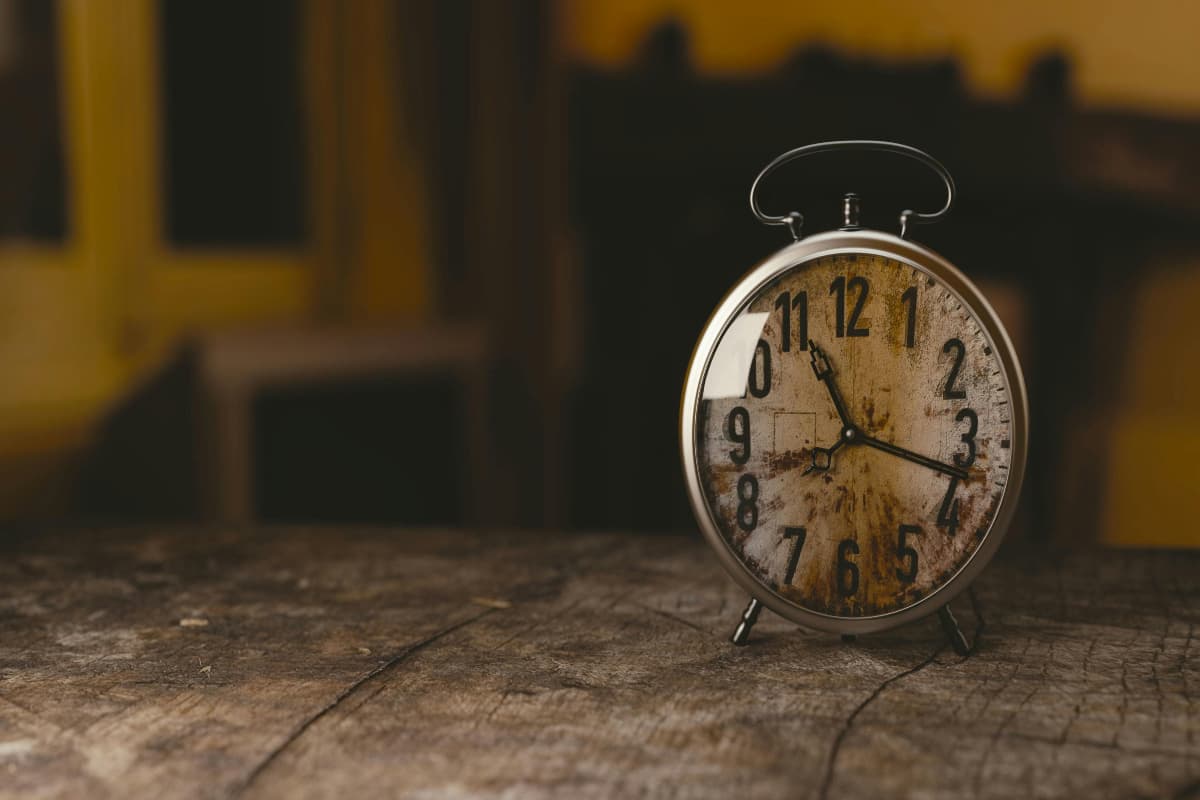 Vastu Tips: घर में भूलकर भी न रखें ये तीन चीजें, एक झटके में हो जाएंगे कंगाल
