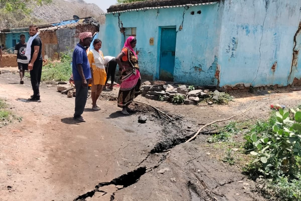 धनबाद : कतरास में जोरदार धमाके की आवाज के साथ धंसी जमीन, लोगों में फैली दहशत
