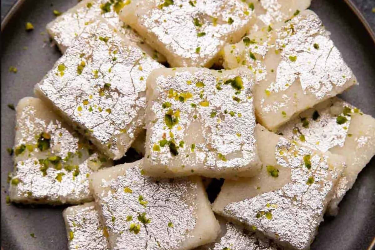 Chaitra Navratri Special Recipe: नवरात्रि में घर पर तैयार करें ताजे नारियल की बर्फी, बनाना है बिल्कुल आसान