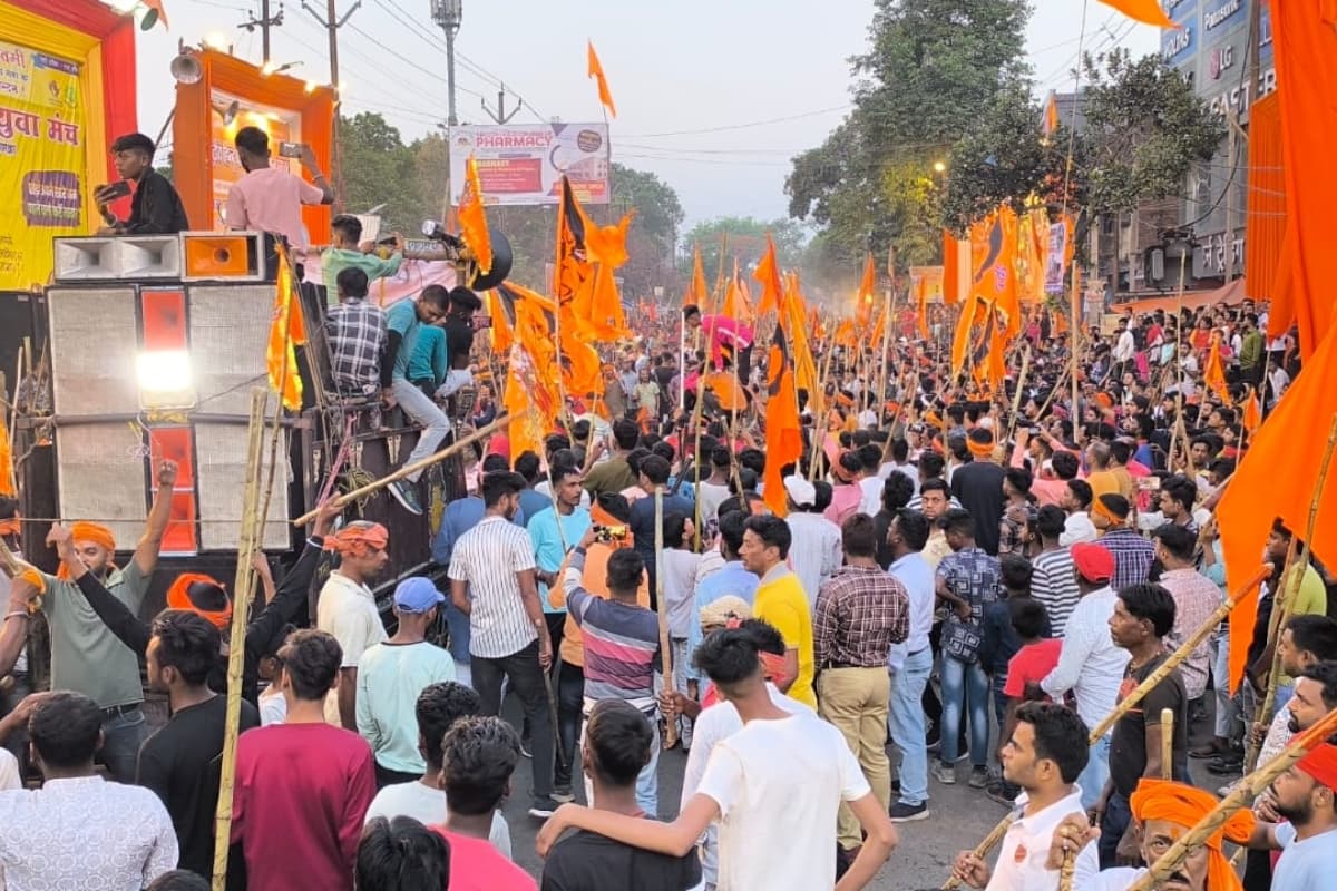 गिरिडीह : रामनवमी पर मंदिरों में फहराए गए महावीरी पताके, जय श्री राम के नारे से गूंजयमान हुआ इलाका