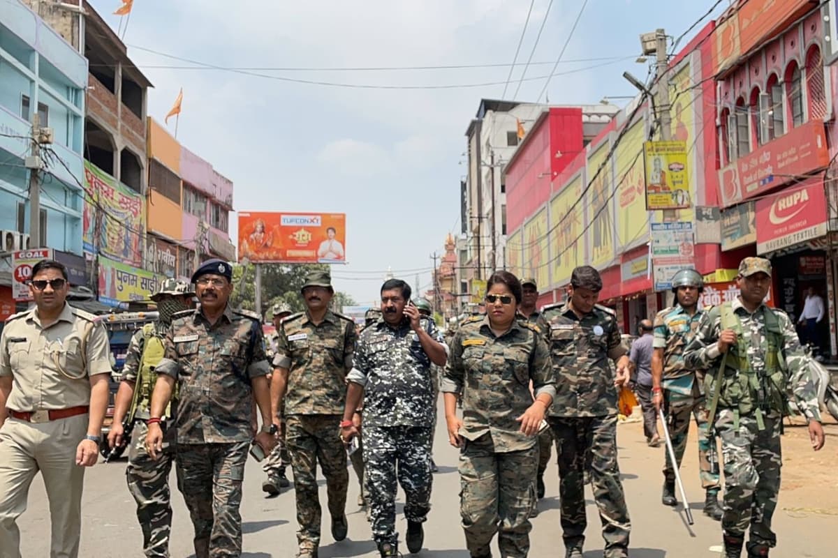 गिरिडीह : रामनवमी को लेकर पुलिस – प्रशासन मुस्तैद, शहर में किया फ्लैग मार्च, लोगों से शांतिपूर्ण माहौल में त्यौहार मनाने की अपील