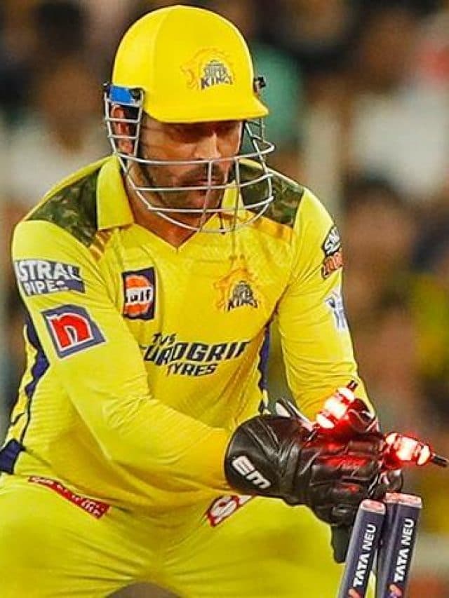 धोनी ने रचा इतिहास, IPL में ऐसा करने वाले बने पहले खिलाड़ी