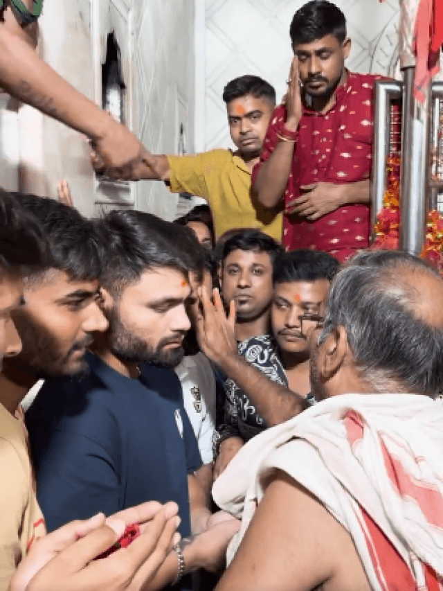 प्रसिद्ध कालीघाट मंदिर पहुंचे रिंकू सिंह, देखें वीडियो