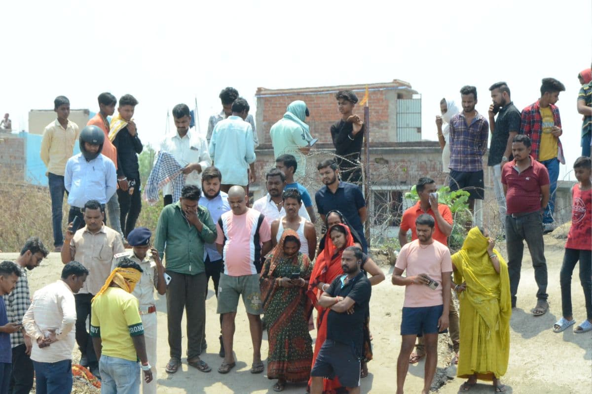 ग्रामीणों की जुटी भीड़
