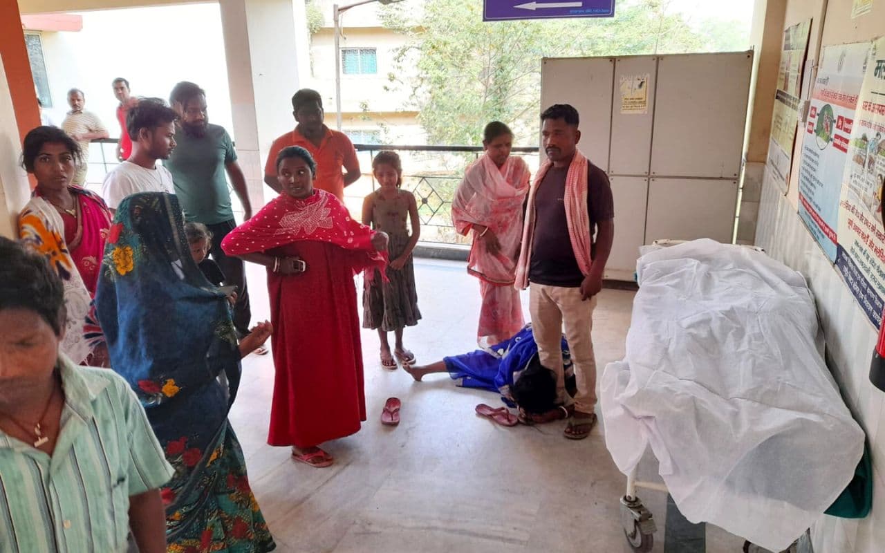 दुमका में अनियंत्रित कार ने सगी बहनों को कुचला, एक की मौत, लोगों की पिटाई से चालक गंभीर