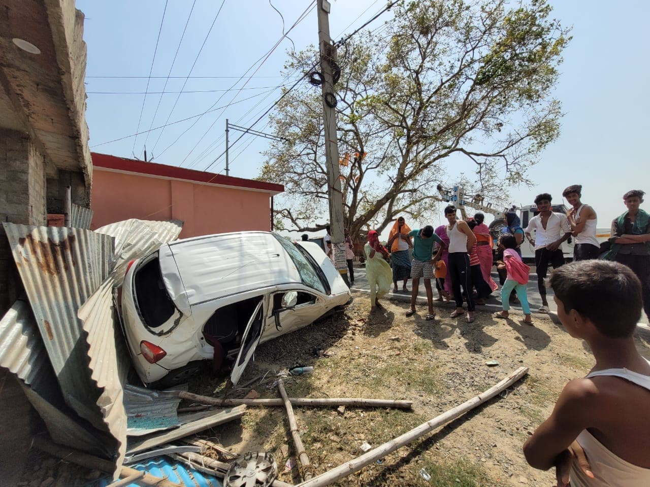 भागलपुर में अनियंत्रित होकर पलटी खाते हुए घर से टकराई कार, गाड़ी में सवार दो युवक और दो युवती हुए घायल
