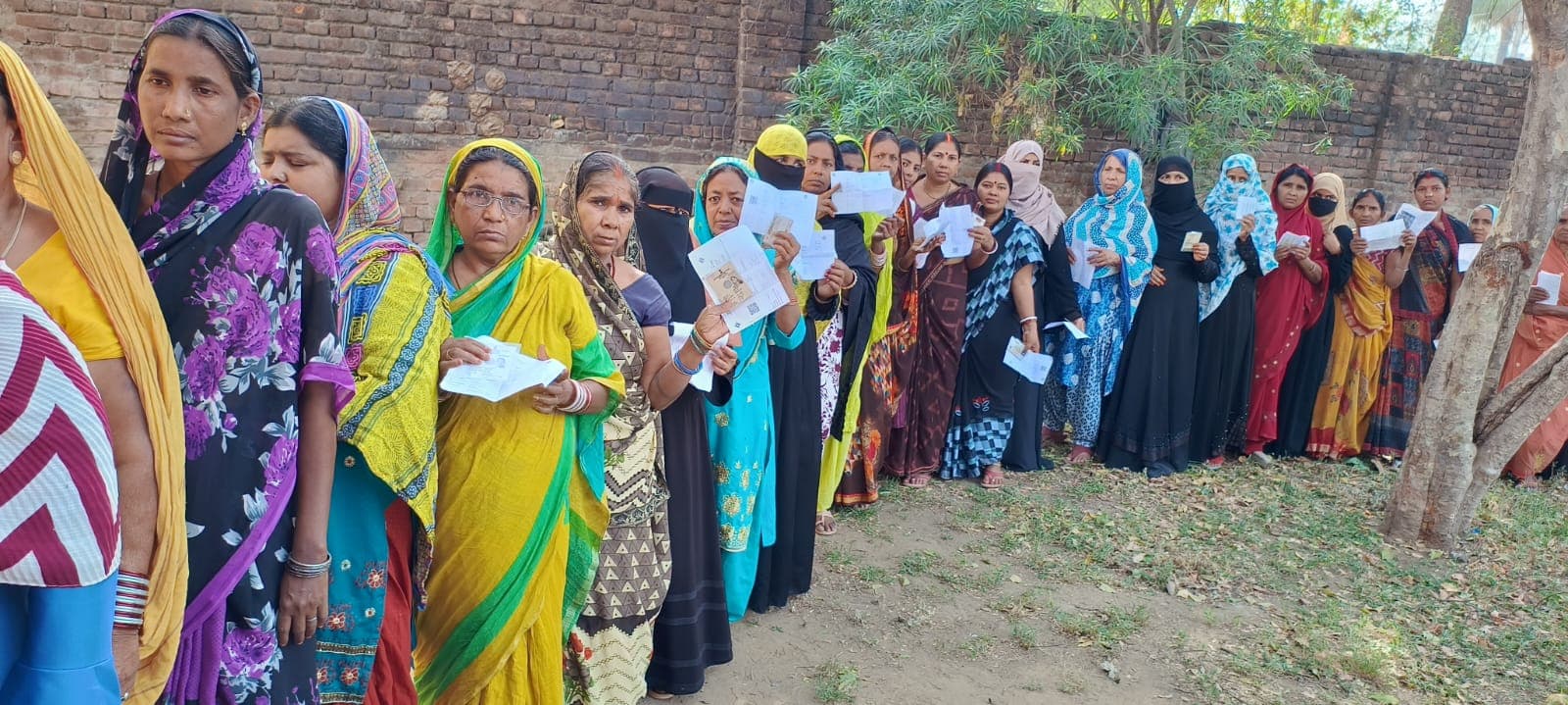बिहार की 4 सीटाें पर मतदान की PHOTOS देखिए, जानिए सुबह 9 बजे तक कितने प्रतिशत वोट पड़े