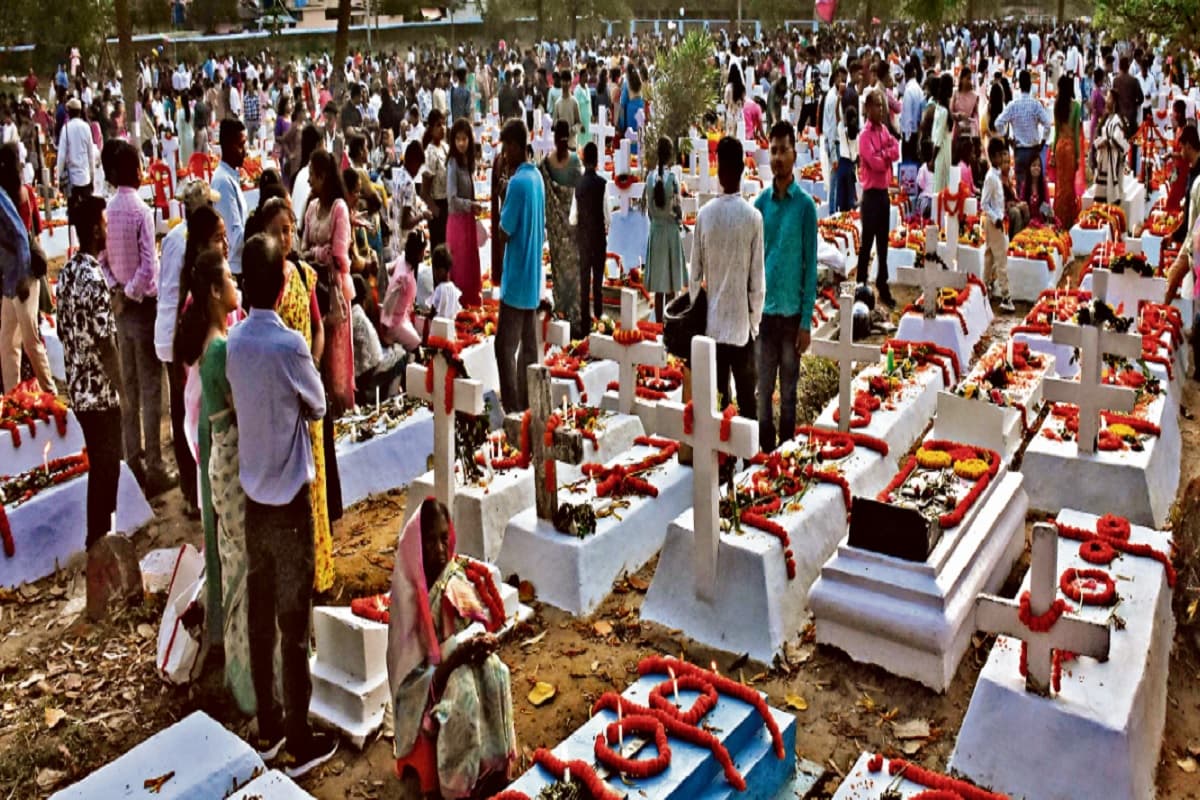 रांची में ऐसे मनाया गया ईस्टर का त्योहार, मसीही विश्वसियों कब्रिस्तानों में की आराधना, देखें फोटो...