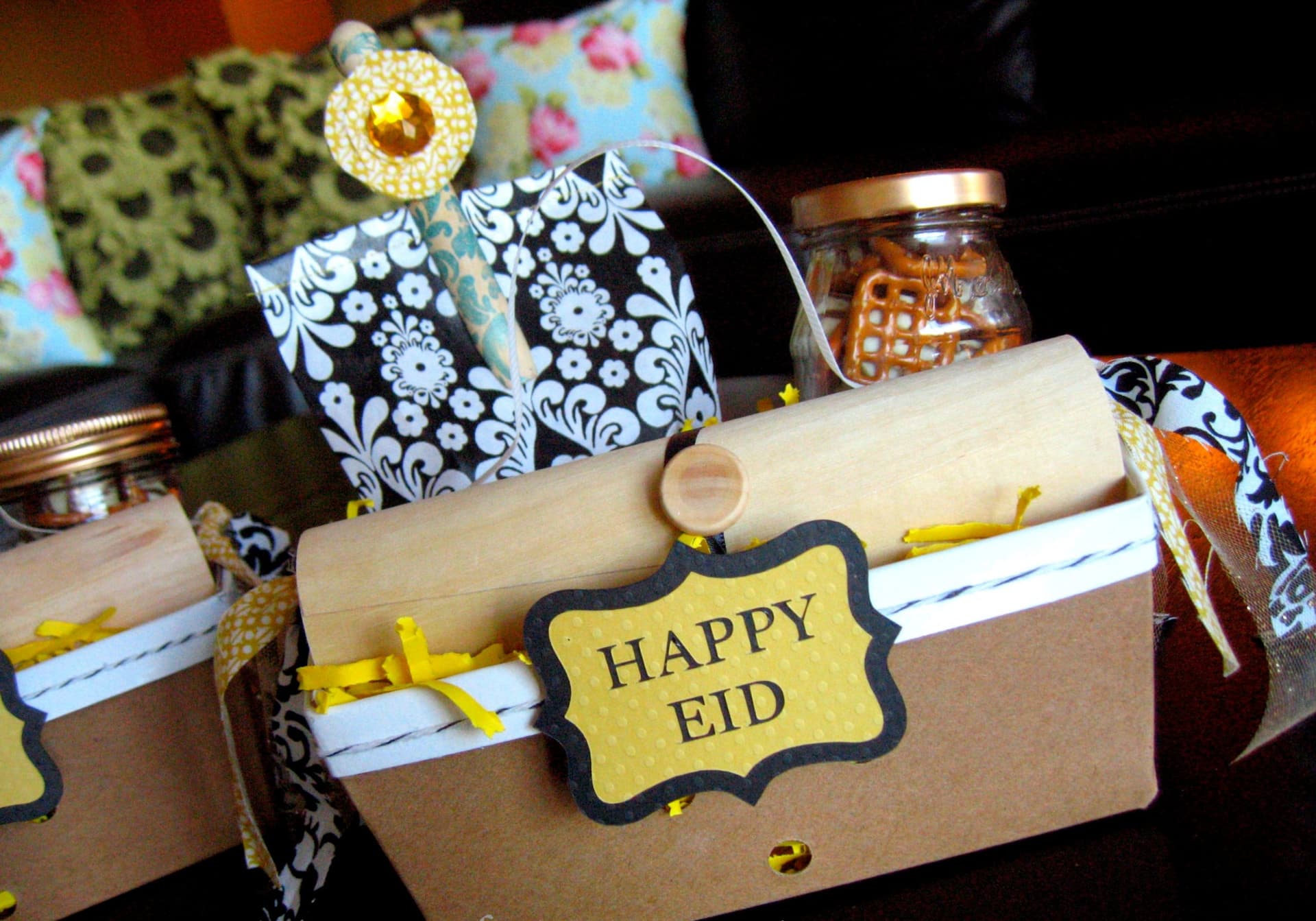 Eid Mubarak: ईद पर अपनों को दें खास उपहार, सस्ते में बन जाएगी बात