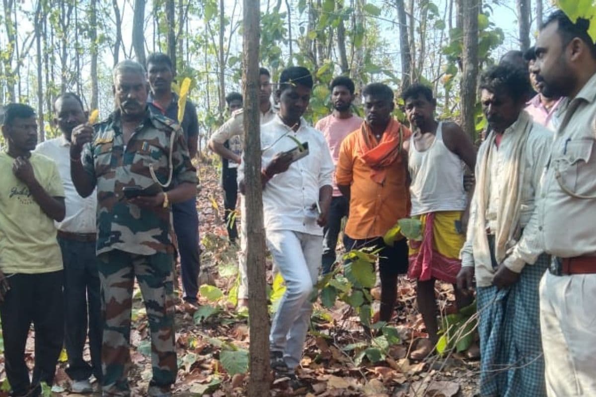 घटनास्थल पर पहुंचे पुलिस पदाधिकारी