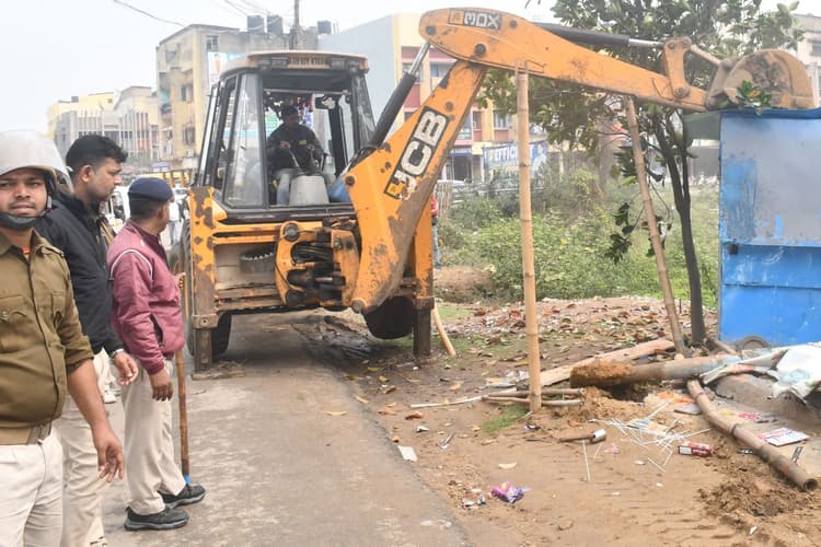 बोकारो में बीएसएल की जमीन को 30 हजार से लेकर दो लाख प्रति डिसमिल बेच रहे बिचौलिए, अतिक्रमण पर चला बुलडोजर