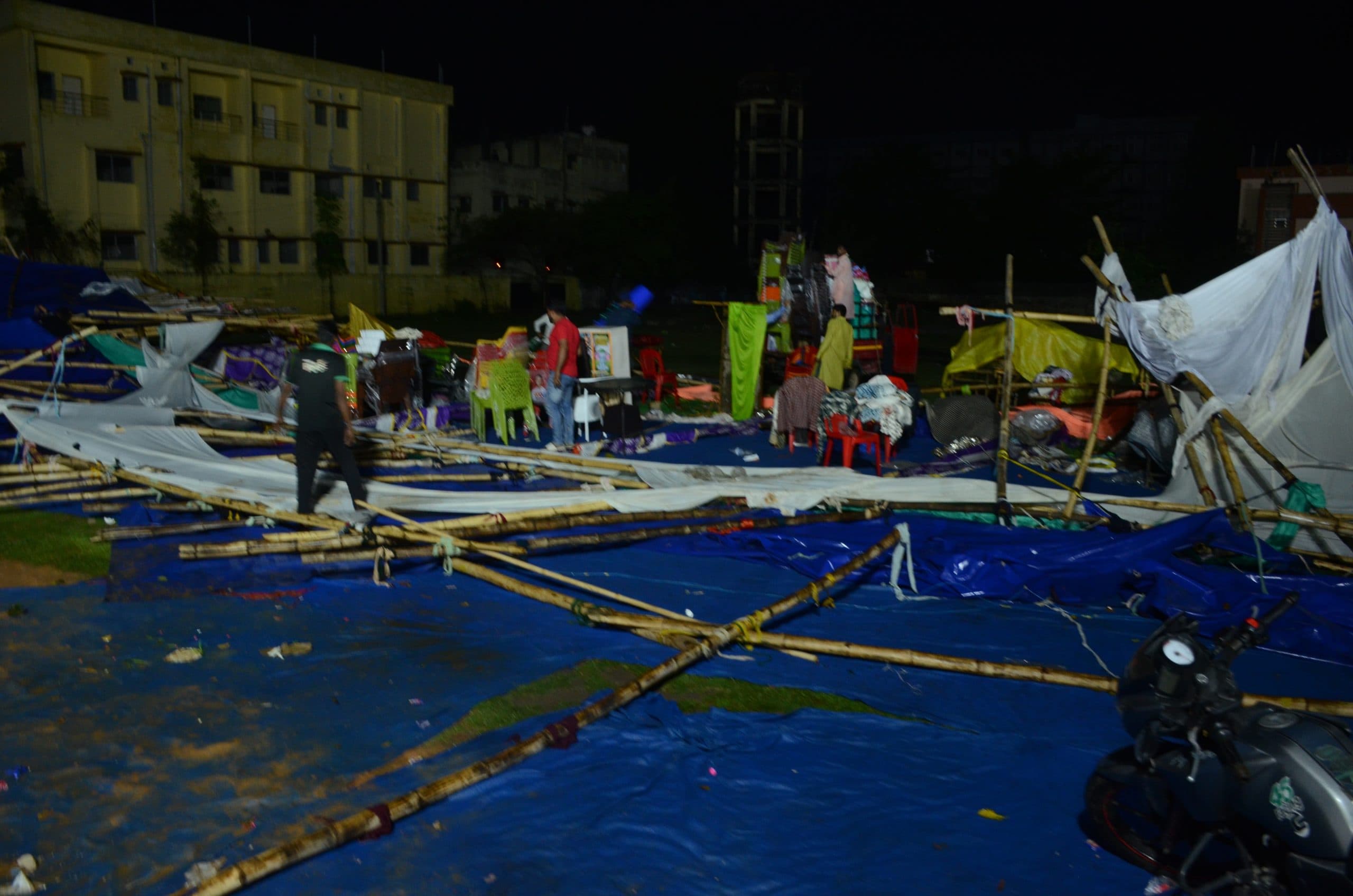 आंधी और बारिश से उर्स मैदान में लगीं दुकानें क्षतिग्रस्त, कई जगह पेड़ गिरने से लगा जाम