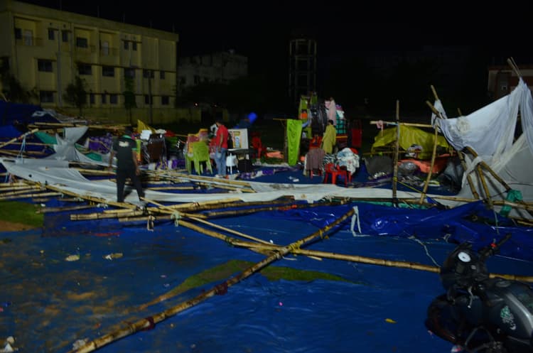 आंधी और बारिश से उर्स मैदान में लगीं दुकानें क्षतिग्रस्त, कई जगह पेड़ गिरने से लगा जाम