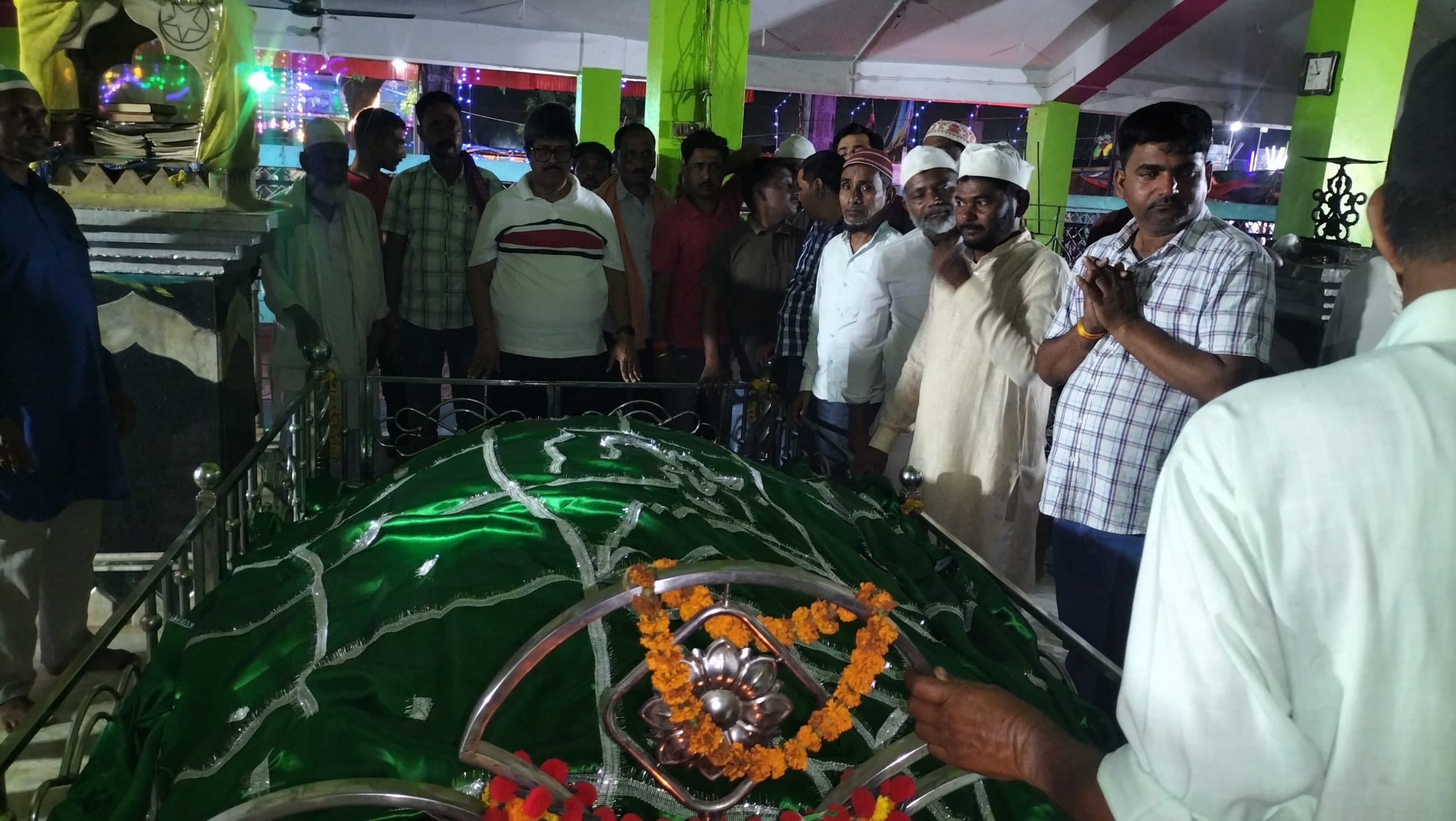 सारठ में उर्स मेला में चादरपोशी के लिए उमड़ रहे अकीदतमंद