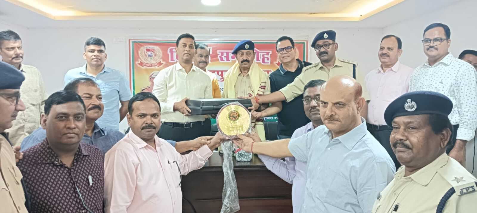 सेवानिवृत हुये डीएसपी केके झा, दी गयी विदाई