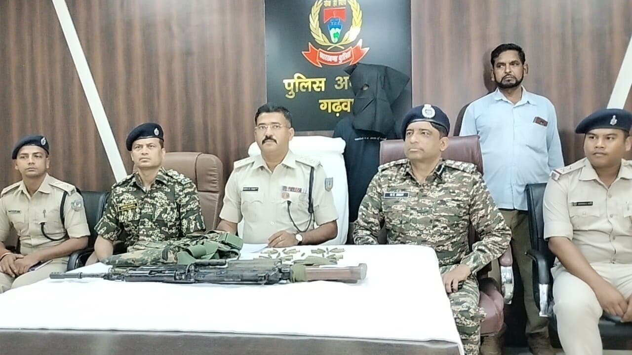 लीड (शहर, अोके) जेजेएमपी का उग्रवादी आंध्र प्रदेश से गिरफ्तार, एक इंसास राइफल बरामद