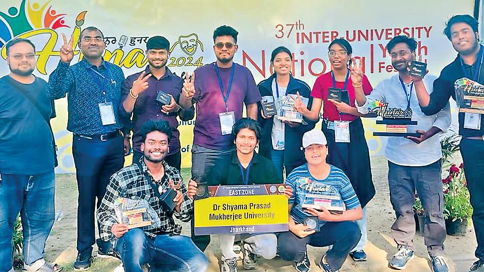 युवा महोत्सव में डीएसपीएमयू की टीम ने जीते कई पुरस्कार