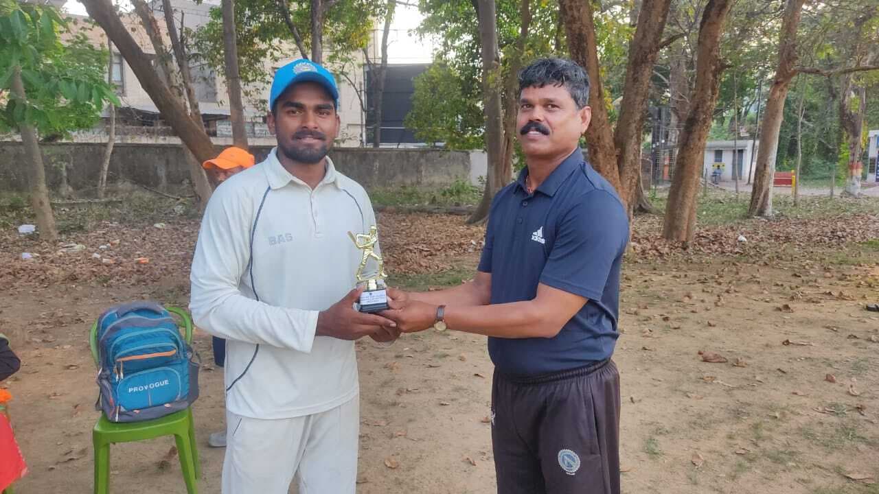 विशाल गोराई, वीर दास व आदित्य के अर्धशतक, एआर एकादश जीता