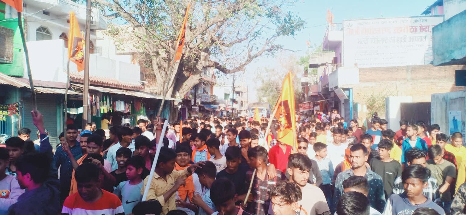 मंगला जुलूस में शस्त्र चालन का प्रदर्शन