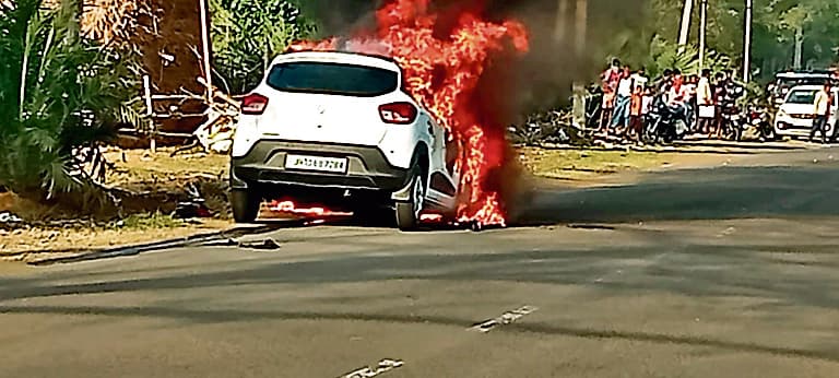 महेशपुर में चलती कार में लगी आग, धू-धू कर जली