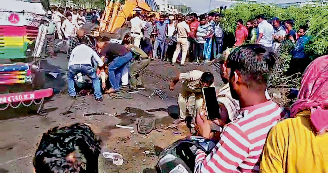 दुर्गापुर जा रहा ट्रक पानागढ़ में पलटा चपेट में आकर तीन लोगों की मौत