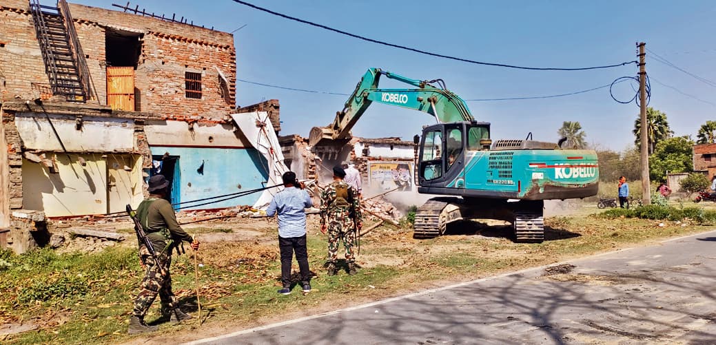 ग्रीनफील्ड एक्सप्रेस निर्माण को लेकर मांझी-छपरा मुख्य मार्ग के किनारे बने दर्जनों घरों चला बुलडोजर