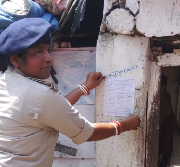 सीतारामडेरा : मारपीट में फरार आरोपी के घर चिपकाया इश्तेहार