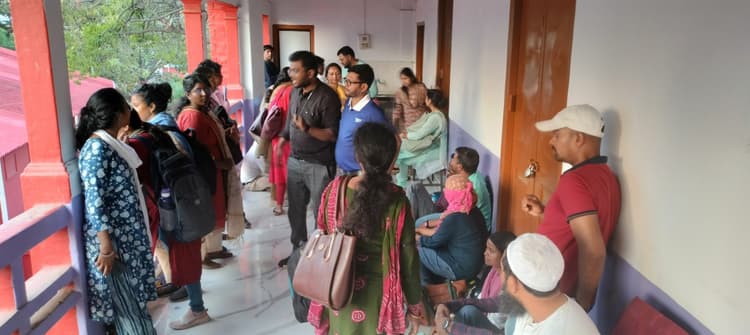 सात घंटे तक एफओ, रजिस्ट्रार, डीएसडब्ल्यू, प्रॉक्टर का अतिथि शिक्षकों ने किया घेराव