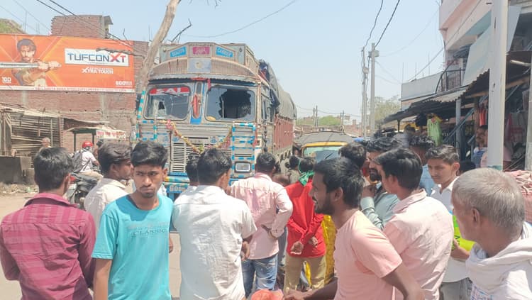 धक्का मारकर भाग रहे ट्रक ड्राइवर को लोगों ने पीटा, वाहन का फोड़ा शीशा