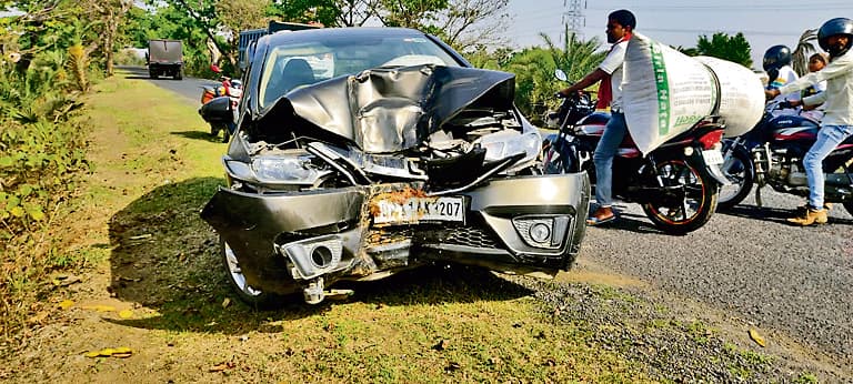 लिट्टीपाड़ा में पेड़ से टकरायी कार, सड़क से पांच फीट नीचे जा गिरी