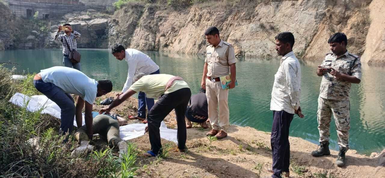 बंद पड़ी खदान से मिला लापता युवती का शव