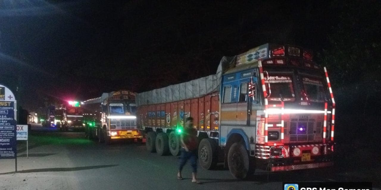 डीएमओ ने कोयला व डस्ट लदा दो ट्रक किया जब्त