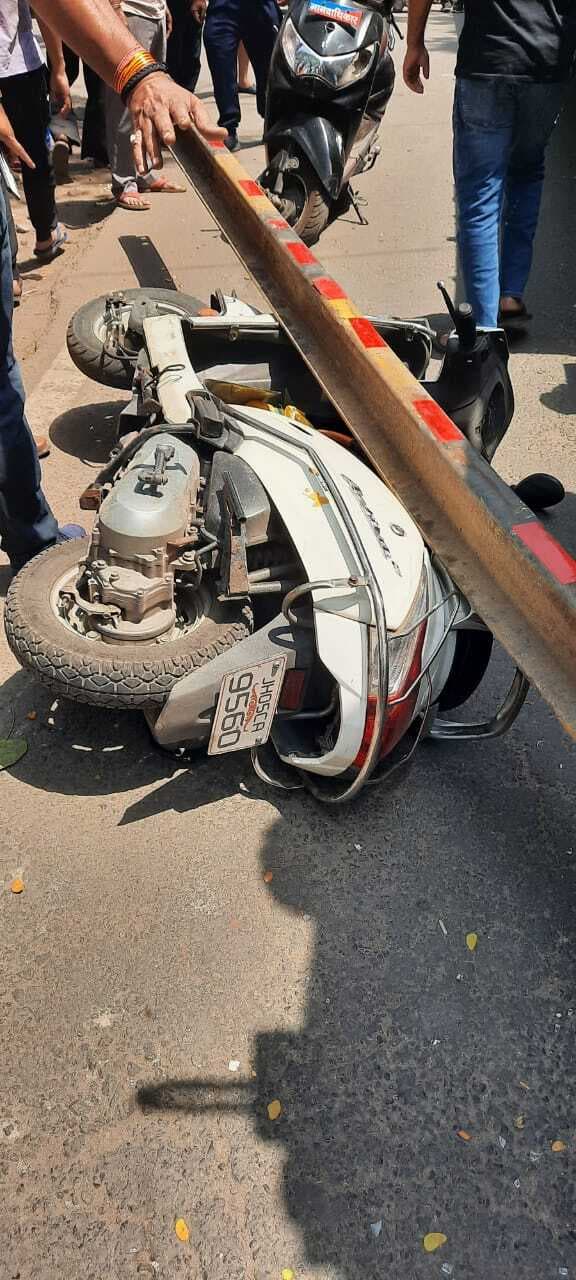 बर्मामाइंस : बेरियर तोड़ नो इंट्री में घुसा ट्रेलर, स्कूटी सवार जख्मी