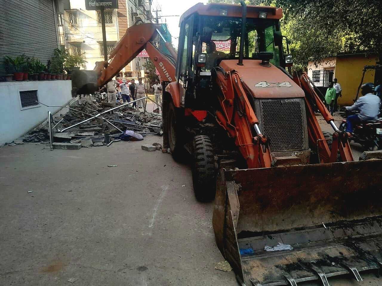 एएसजी नेत्र चिकित्सालय का अतिक्रमित हिस्सा तोड़ा , ठेला गुमटी को भी हटाया