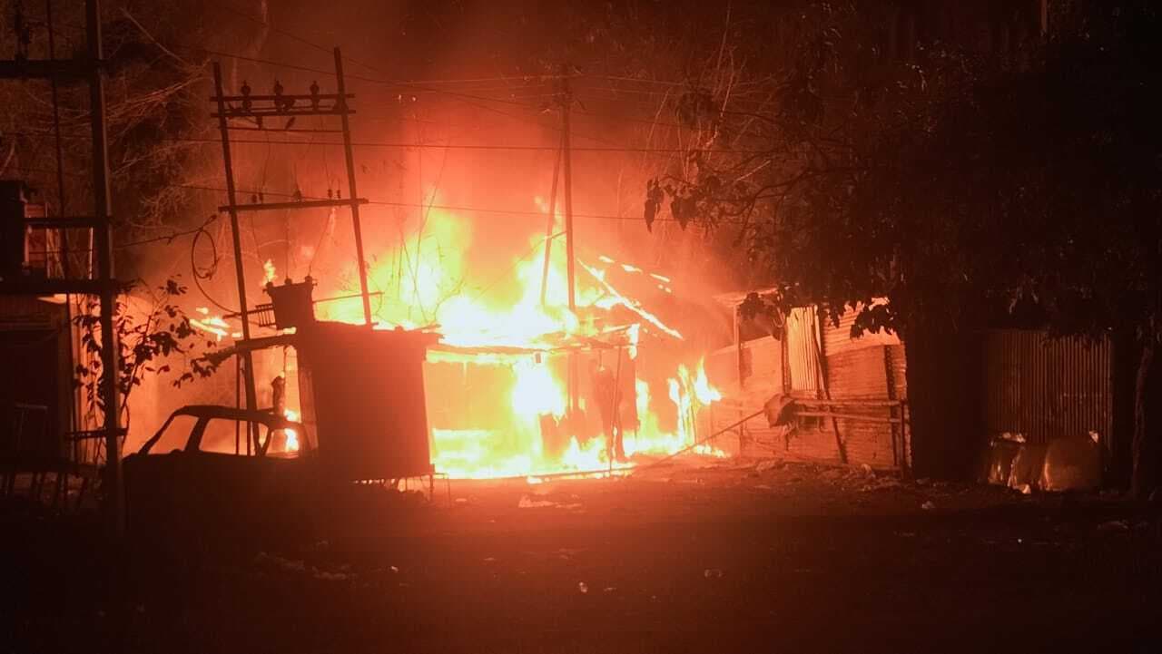 गया शहर में गांधी मैदान के पास गैरेज सहित दो दुकानों में लगी आग, लाखों का नुकसान