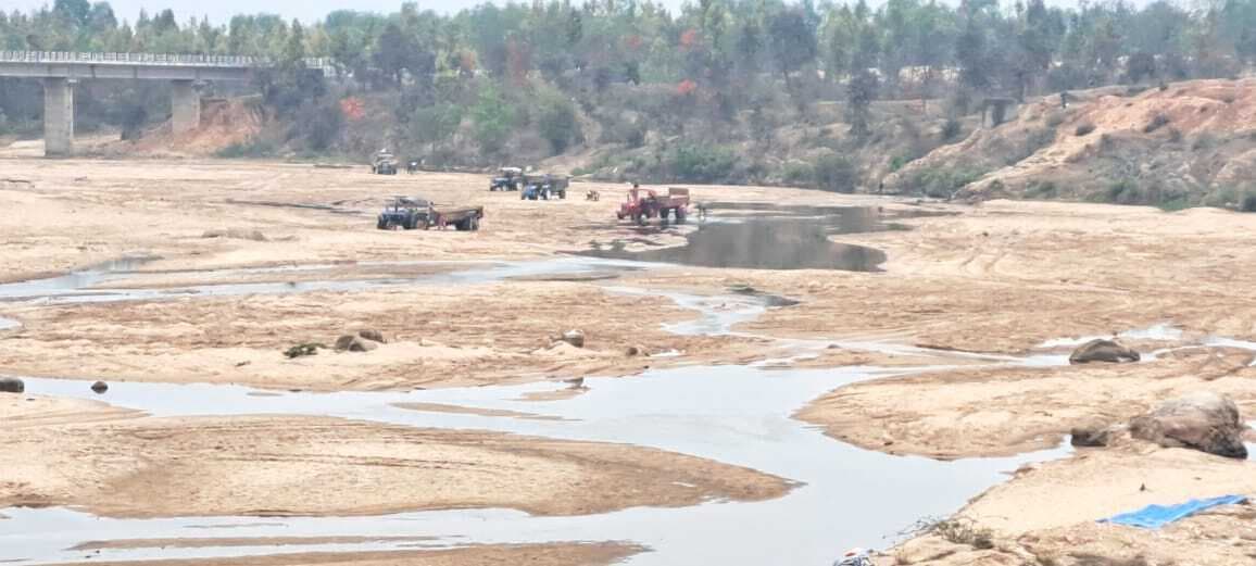 बिरनी की नदियों से हो रही बालू की तस्करी, नहीं हो रही कार्रवाई