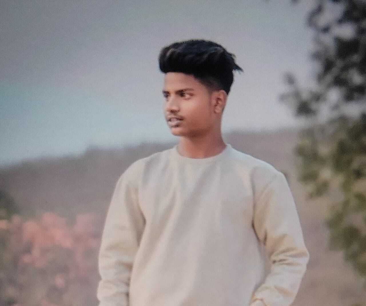 घर से 100 मीटर की दूरी पर पेड़ से लटका मिला युवक का शव