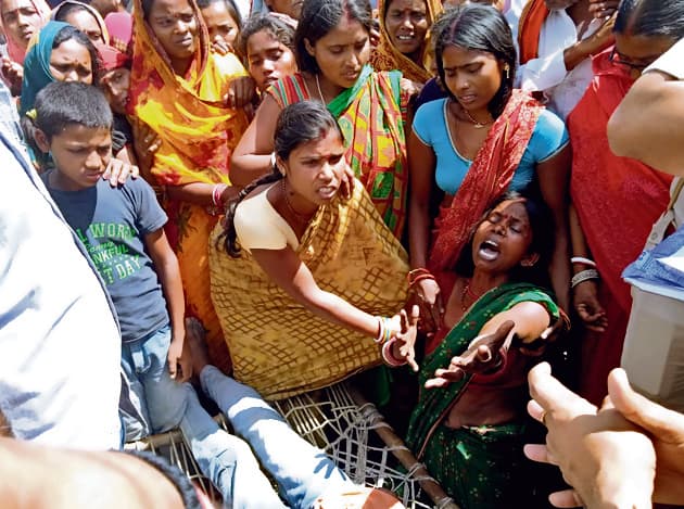 पुलिस के डर से भाग रहे युवक की पोखर में डूबने से मौत, लोगों ने किया हंगामा