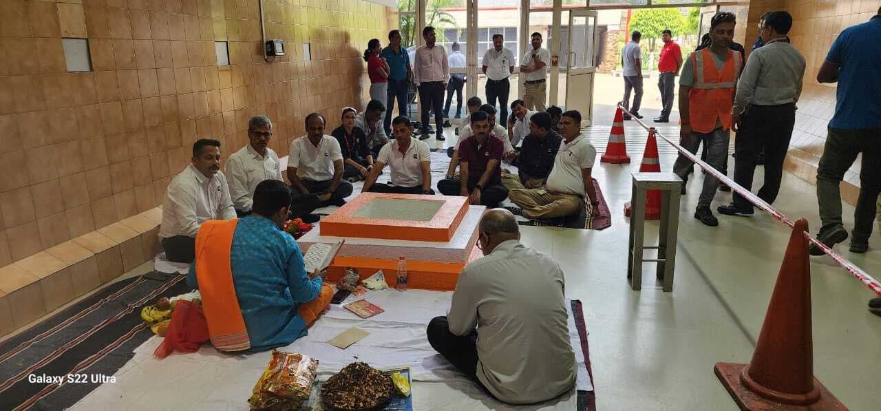 टाटा कमिंस में पूजा के साथ नये वित्तीय वर्ष की शुरुआत