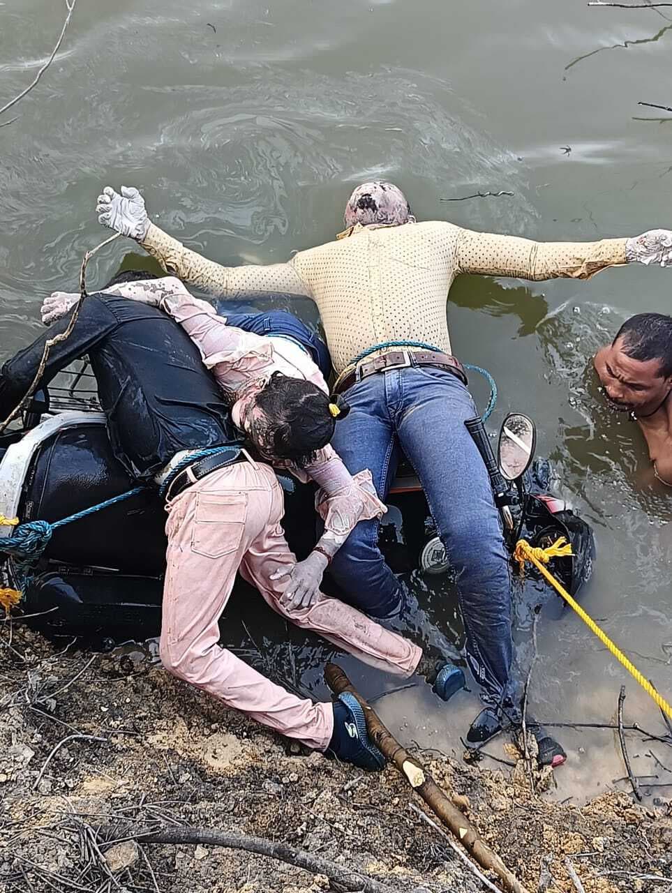 लातेहार : तालाब से मिला पिता और बेटा-बेटी का शव, हत्या की आशंका