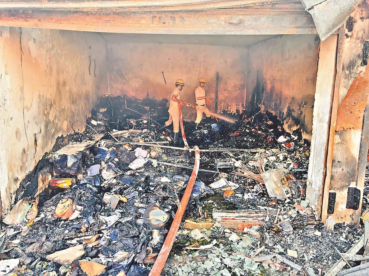 कपड़ा दुकान में आग लगी, लाखों का नुकसान