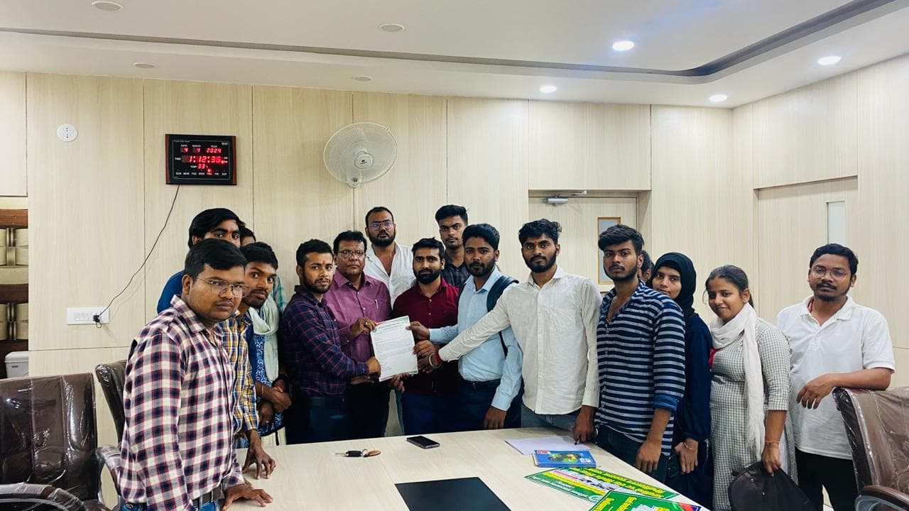 पीएचडी प्रवेश परीक्षा की जांच को लेकर आंदोलन, कुलपति कक्ष का घेराव