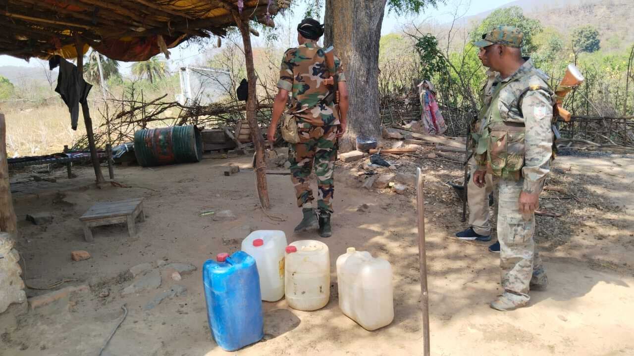 अवैध शराब के खिलाफ छापामारी, चार गिरफ्तार