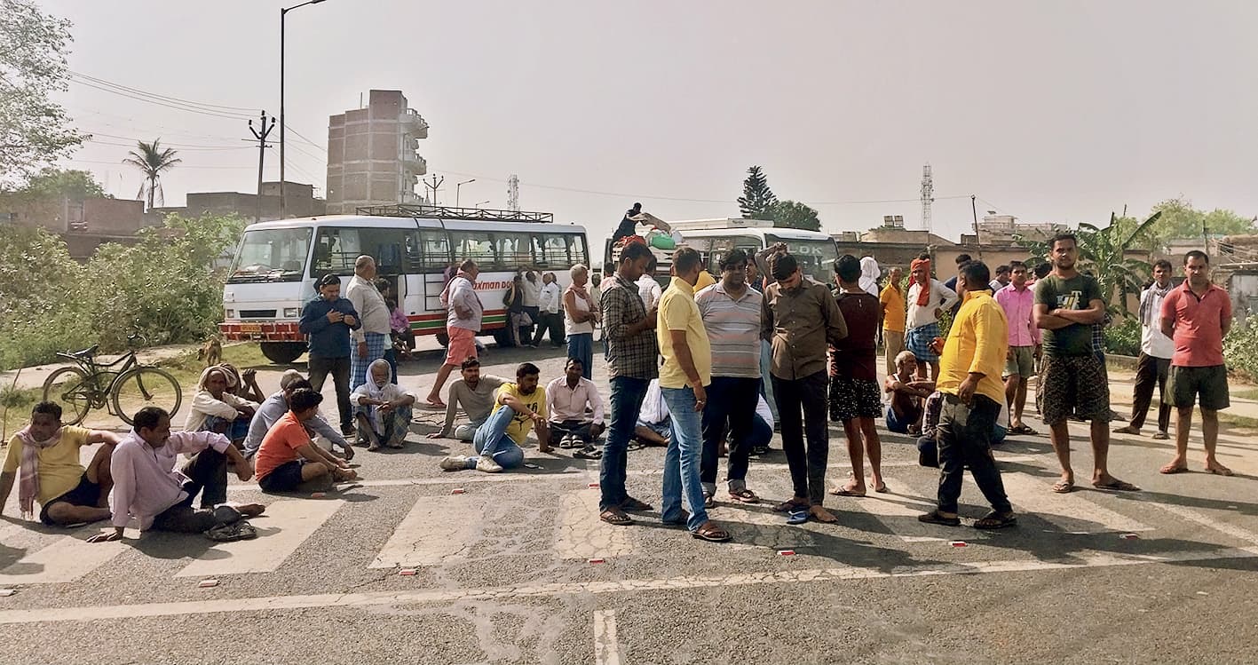 रिटायर शिक्षक की गला रेत कर हत्या, विरोध में सड़क जाम व प्रदर्शन