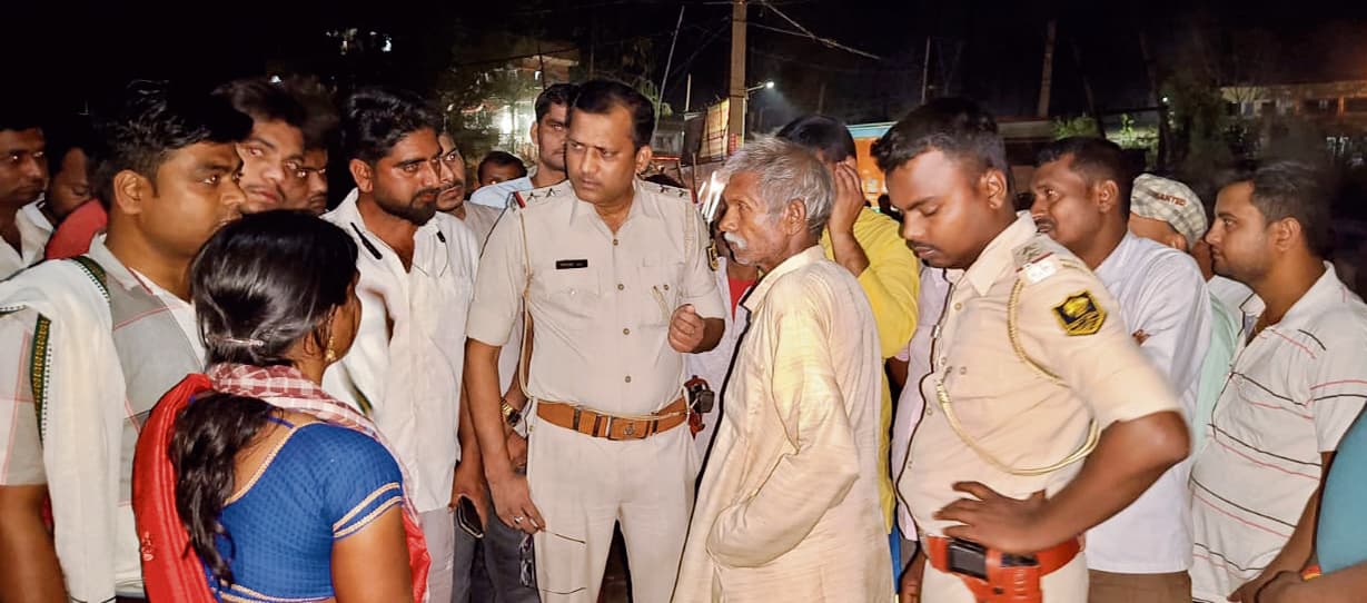 महिला की मौत के बाद परिजनों ने अस्पताल में किया हंगामा