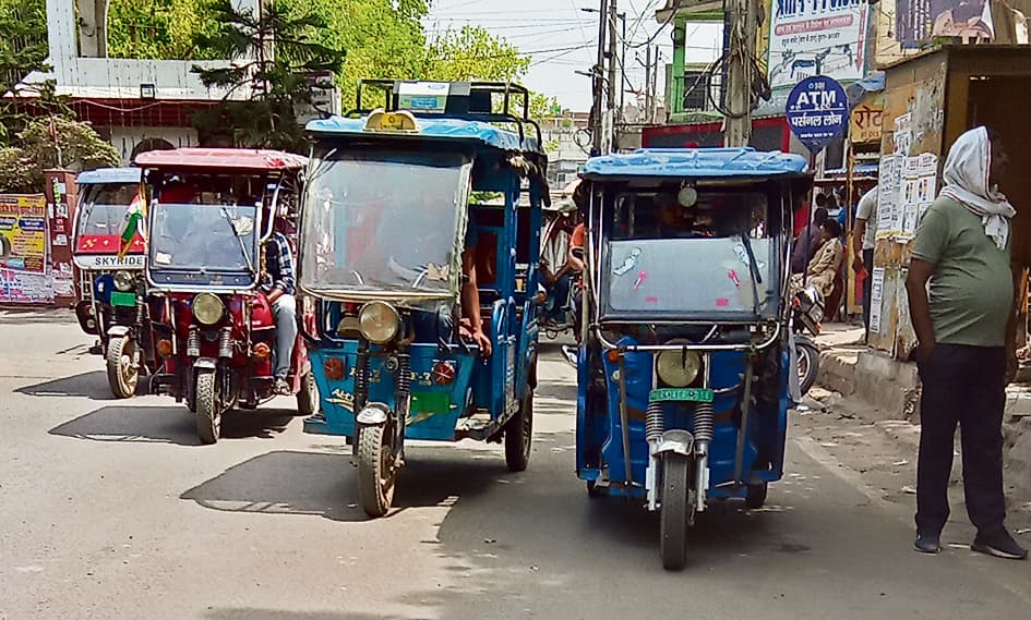 शहर में बीच सड़क पर खड़े हो रहे ऑटो व इ-रिक्शा, लग रहा जाम
