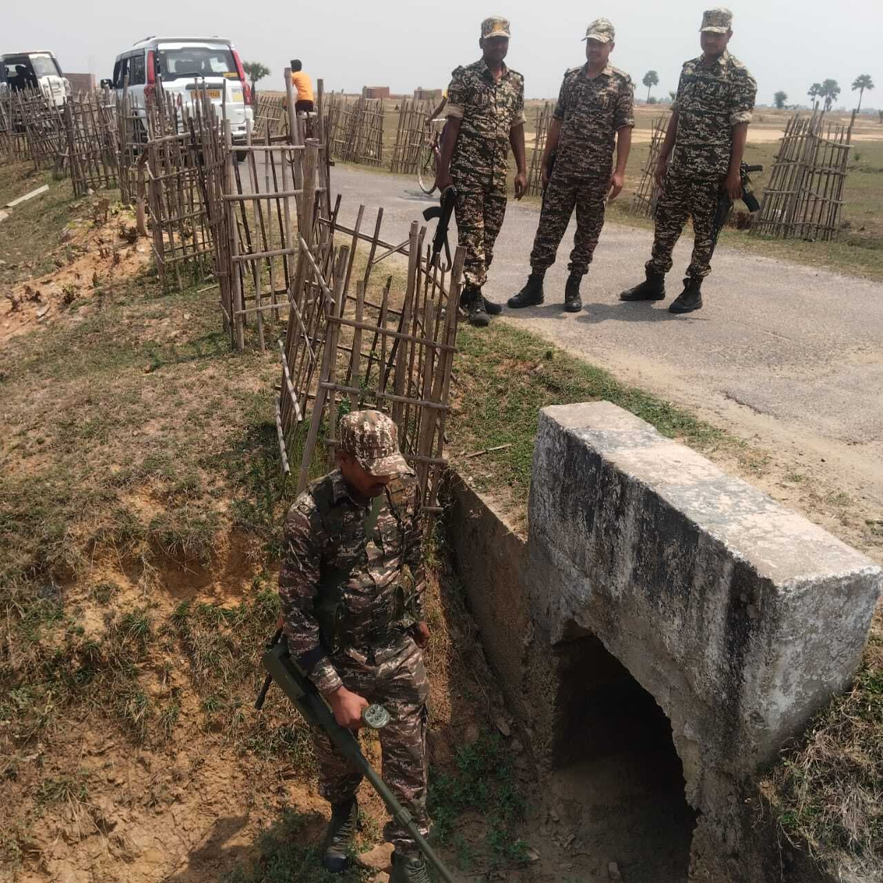 गया के जंगली क्षेत्र में सर्च पुल-पुलिया की मेटल डिटेक्टर से जांच