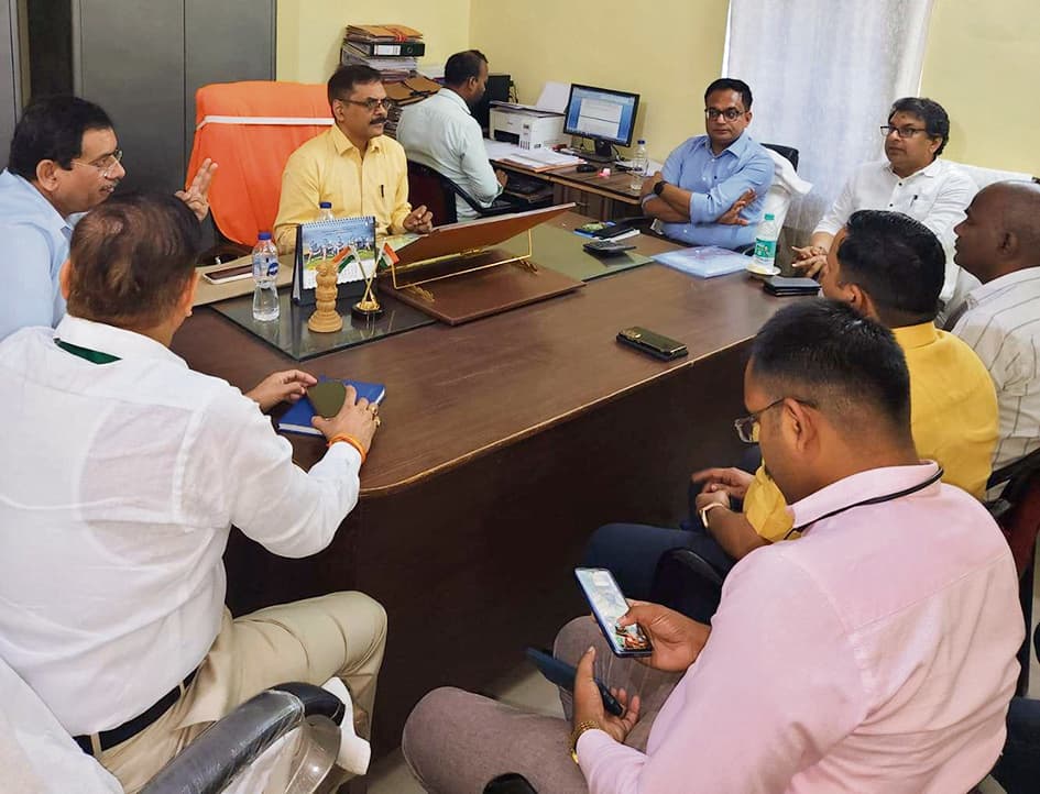 बिहार व उत्तर प्रदेश के पदाधिकारियों ने लोकसभा चुनाव के दौरान शराब के धंधेबाजों पर नकेल कसने के लिए रणनीति बनायी